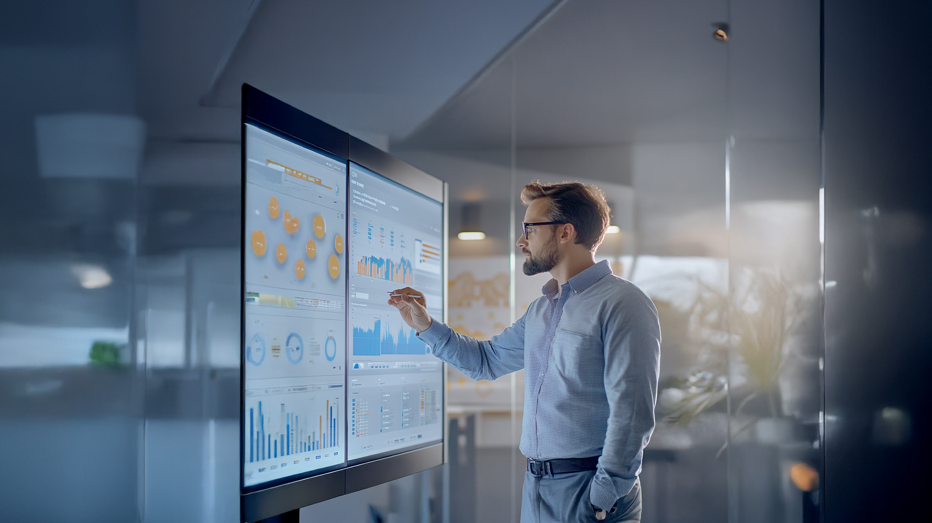 Persona AI Empresario analizando gráficos en una pantalla de datos